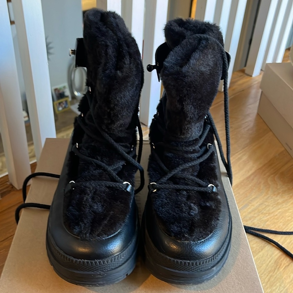 Steve Madden leather boot with faux fur. Size 9
